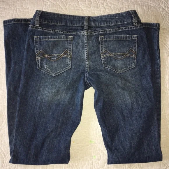 Skinny Jeans w/ ripped knee - Picture 3 of 4